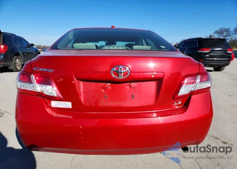 2010 Toyota Camry Base z USA, uszkodzony, nr VIN 4T4BF3EKXAR015023